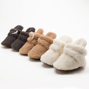 Weiche, flauschige Babyschuhe
