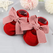 Babysocken mit süßer Schleife