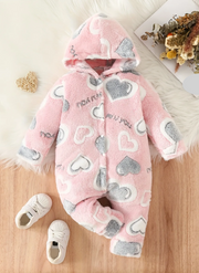 Flauschiger Jumpsuit mit Kapuze und Love-Muster – Winter-Strampler für Kleinkinder