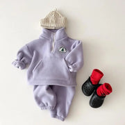 Set aus kuscheligen Hemden und Hosen für Kinder von 9 Monaten bis 5 Jahren