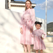 Vestidos elegantes combinados para mamá e hija